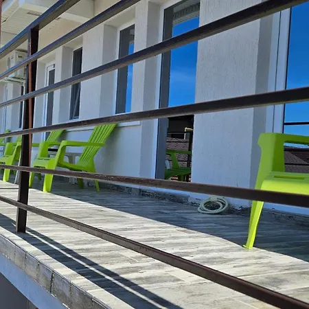 Tomis בית אירוח קוסטינסטי