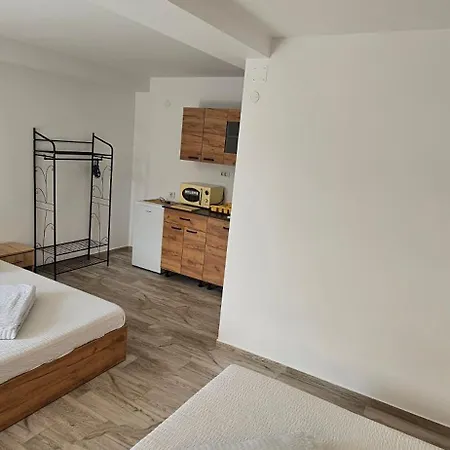 Tomis בית אירוח *