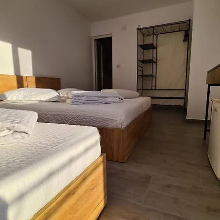 Tomis בית אירוח *