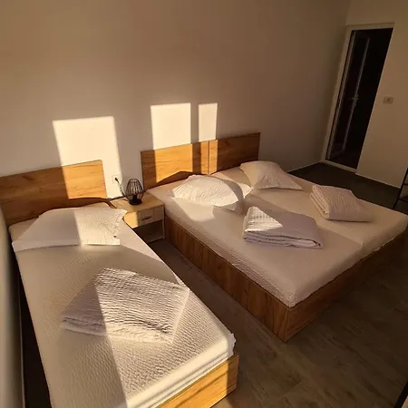 Tomis בית אירוח *