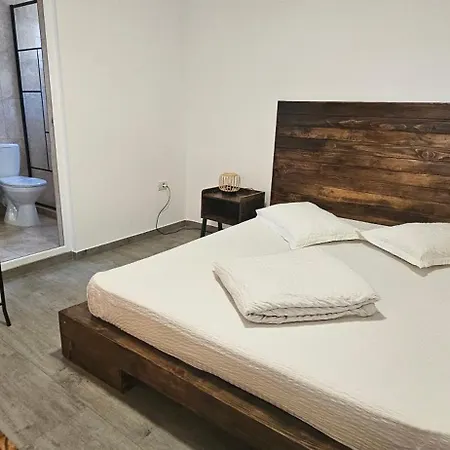 Tomis Gazde/Camere de închiriat